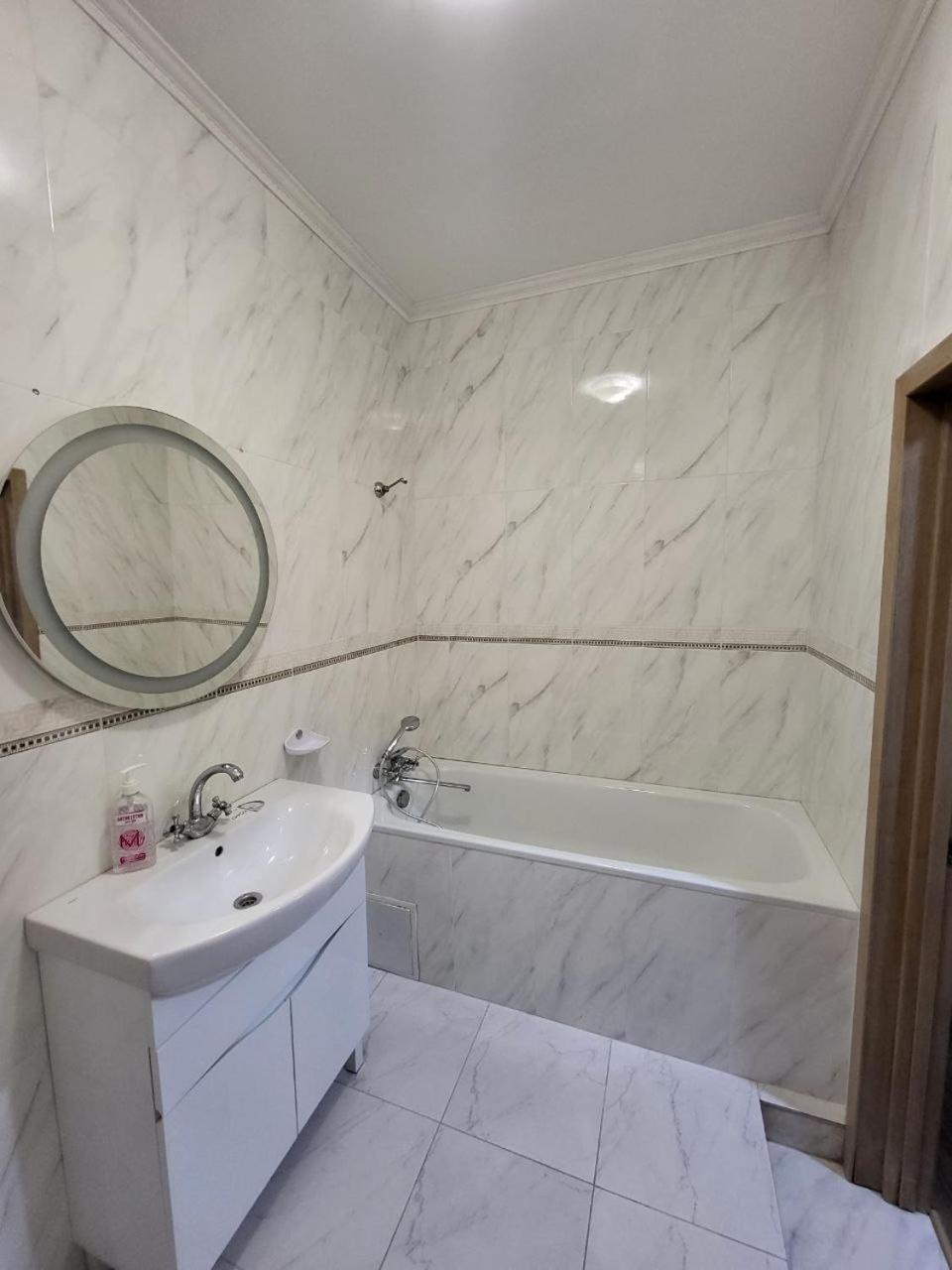 Apartamenty On Knyazya Romana Львів Екстер'єр фото